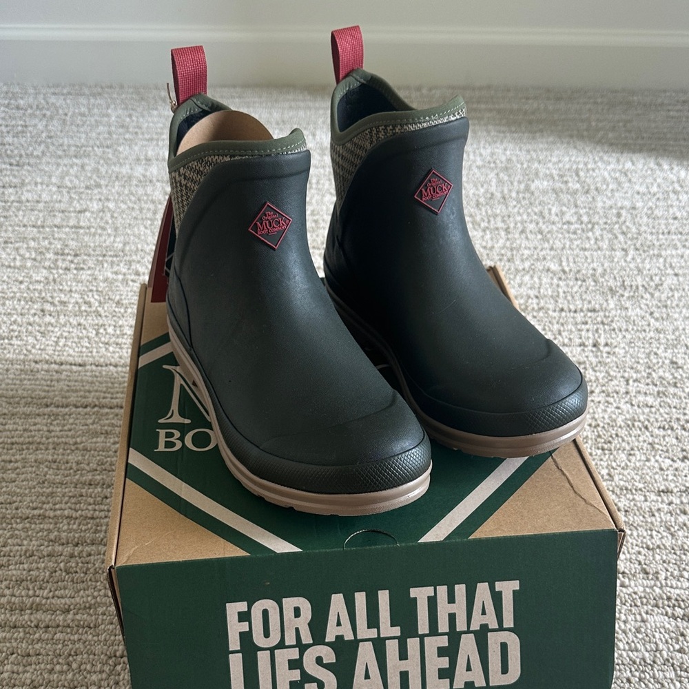 Muck boots women’s size 8